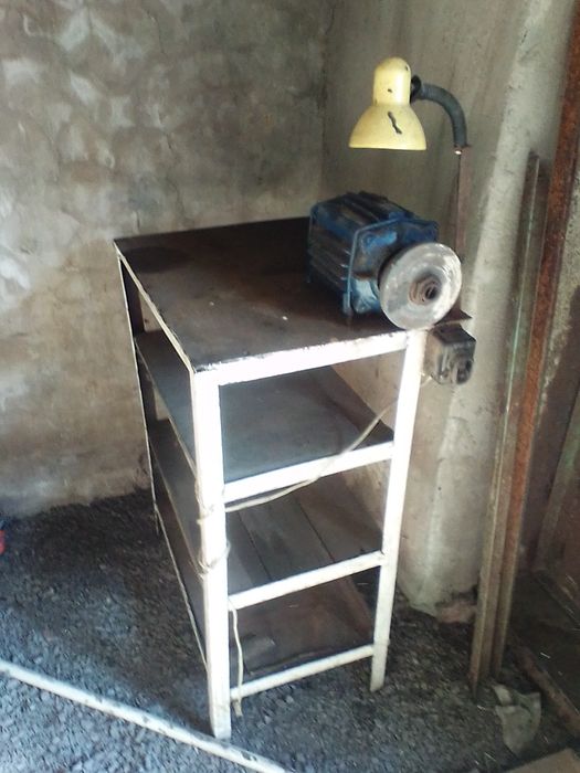 Надёжный верстак с наждаком