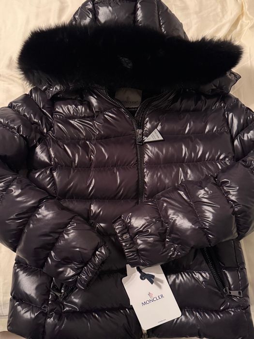 Vând Geacă Moncler damă, originală, nouă cu etichete!!