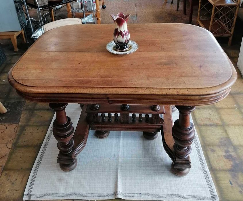 Масивна маса с дърворезба