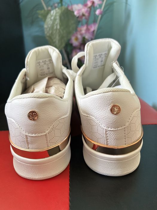 Adidasi sport marca Elle sport, mărimea 38, culoare alb