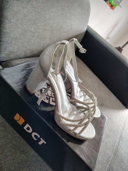 Vând sandale de ocazie