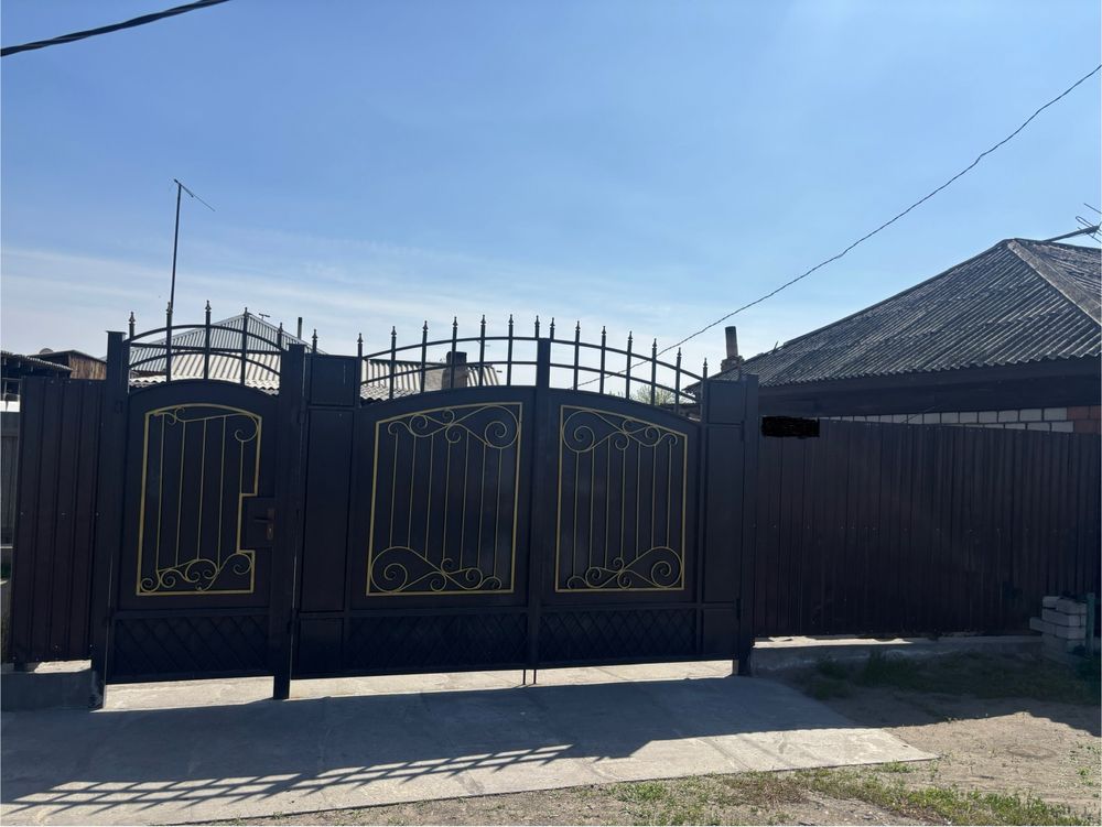 Продам два соседних дома