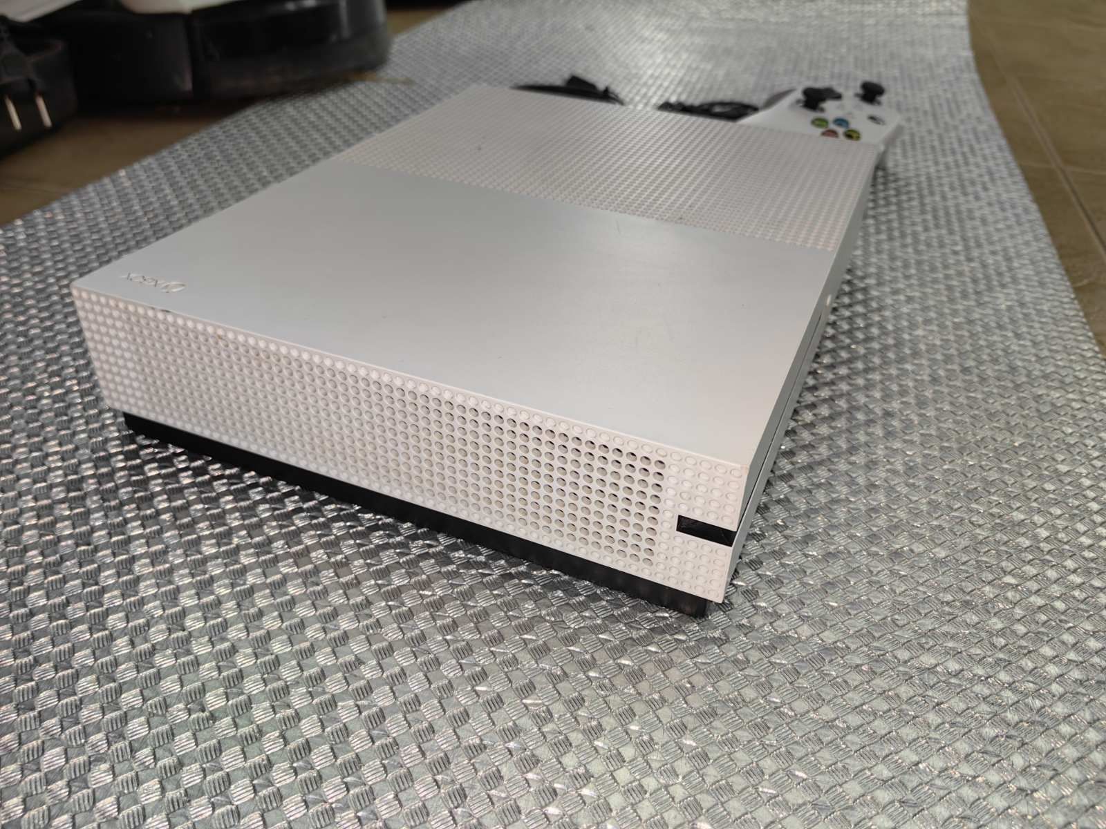 Xbox One S  с 1 TB,4 вградени игри,1 оригинал-400лв джойстик