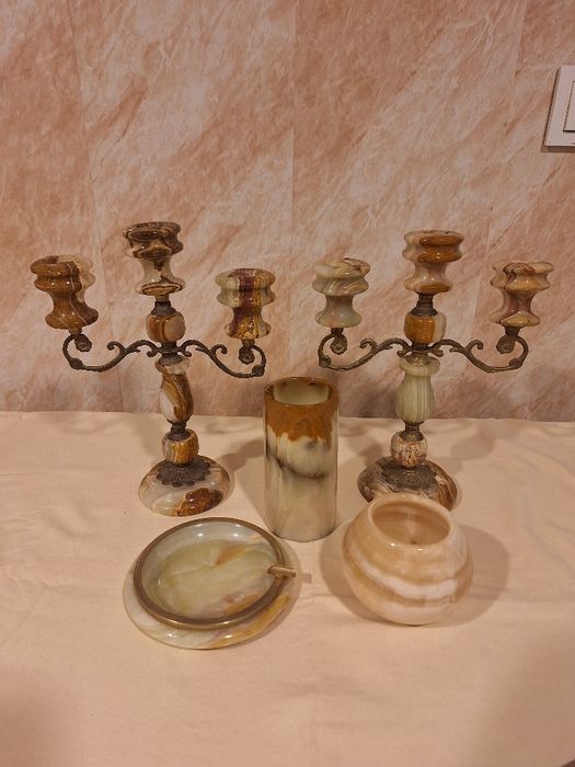 Свещници  вази и пепелник оникс