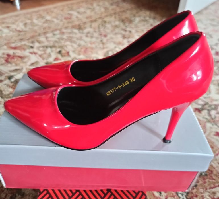 Женские туфли ***