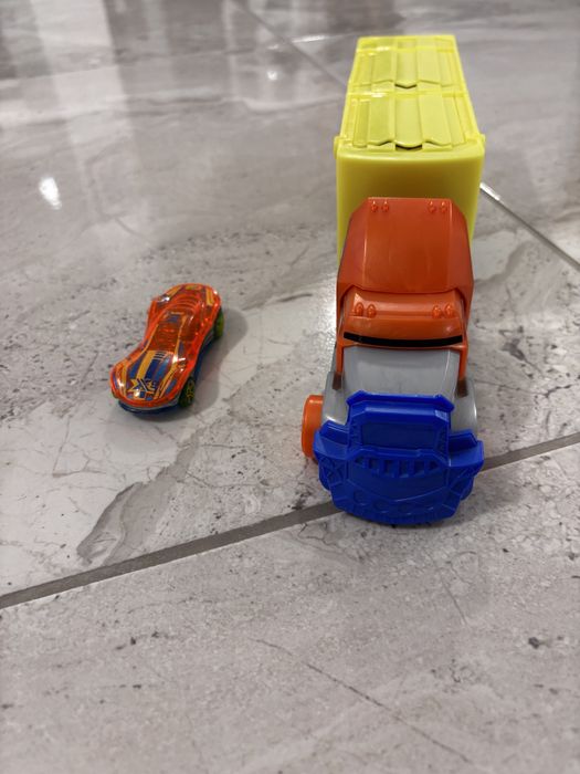Детско камионче с колича Hot Wheels