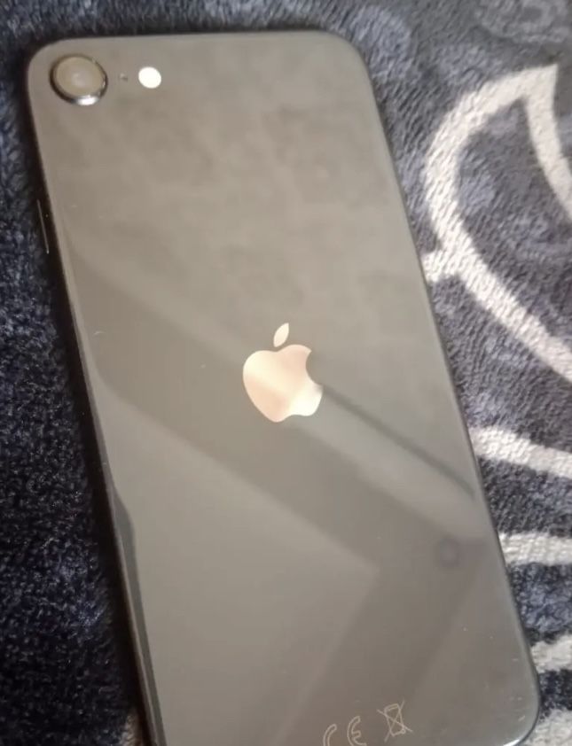 Продам Apple SE.