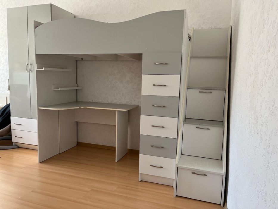 Продам кровать со столом, полки и лесницу с полками