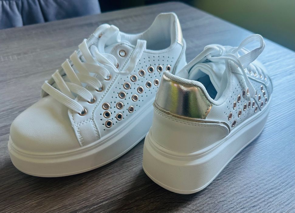 Маратонки с капси