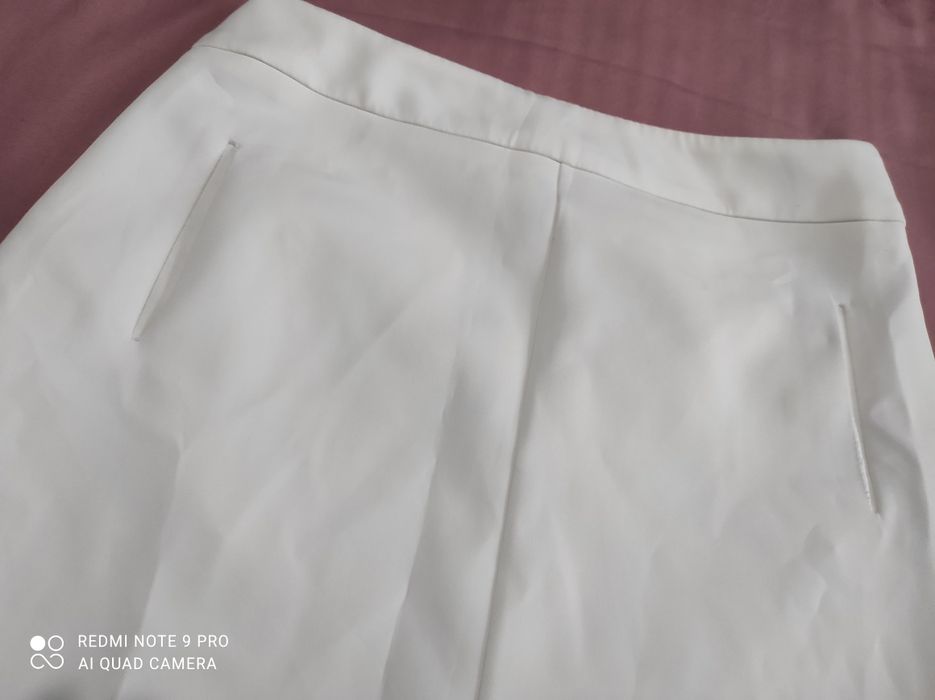 Fusta alba cu buzunare