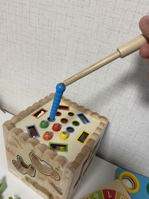 Сензорен дървен куб за двигателни умения - 8 в 1, монтесори