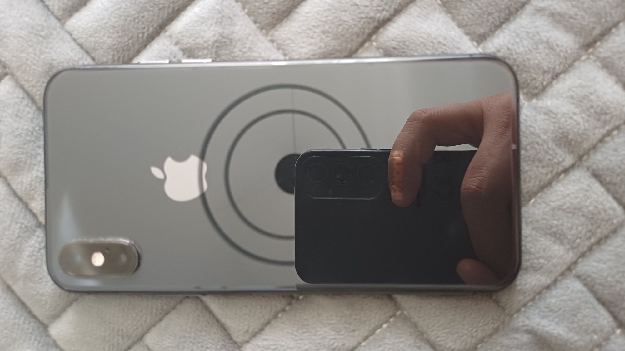 Продам IPhone XS