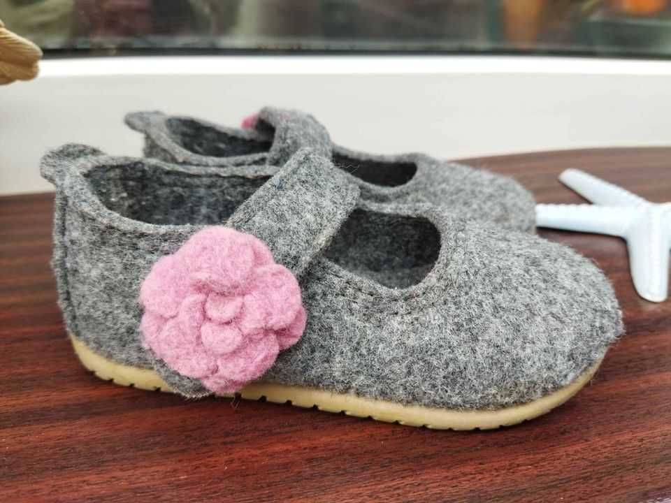 Papucei de casa din lana naturala primii pași mărimea 20 pentru fetițe