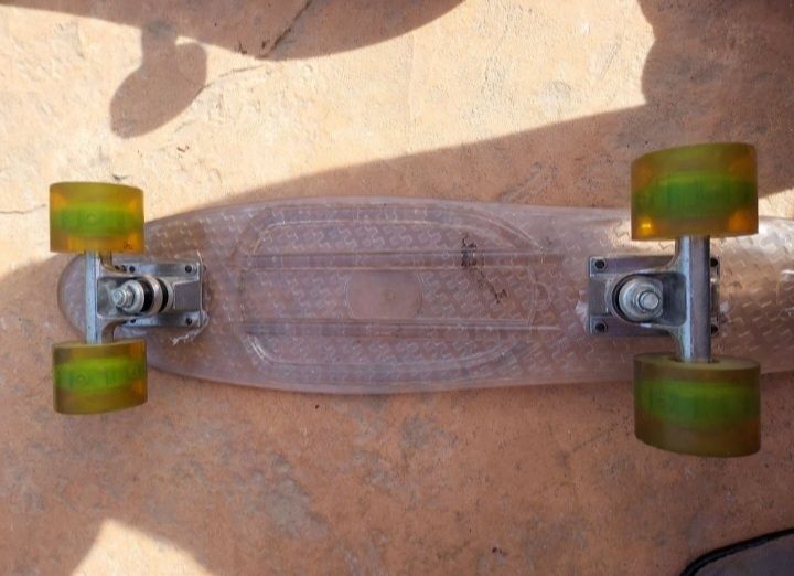 Skateboard transparent,cu rotii cu led
