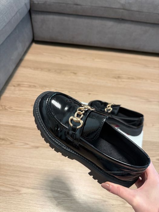 Черни лачени лоуфъри