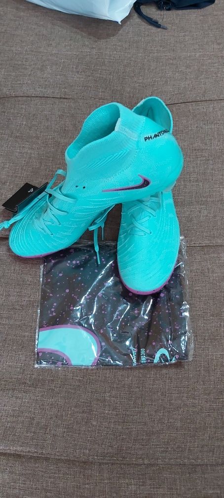 Ghete fotbal Nike Phantom Luna Elite model 2024