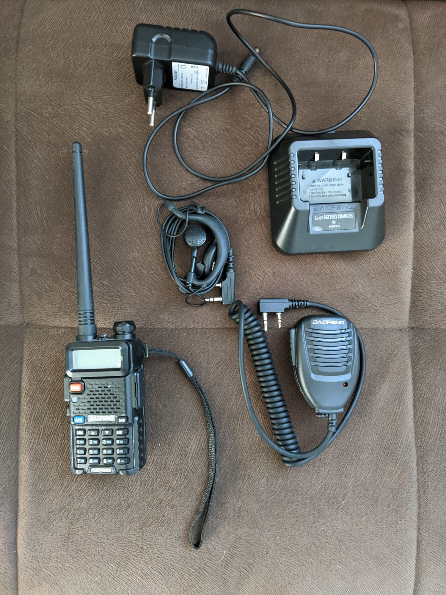 Statie radio Baofeng UV-5R 5W 8W + microfon extern / walkie talkie