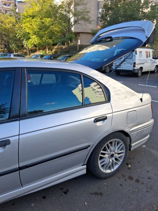 Продавам лек автомобил