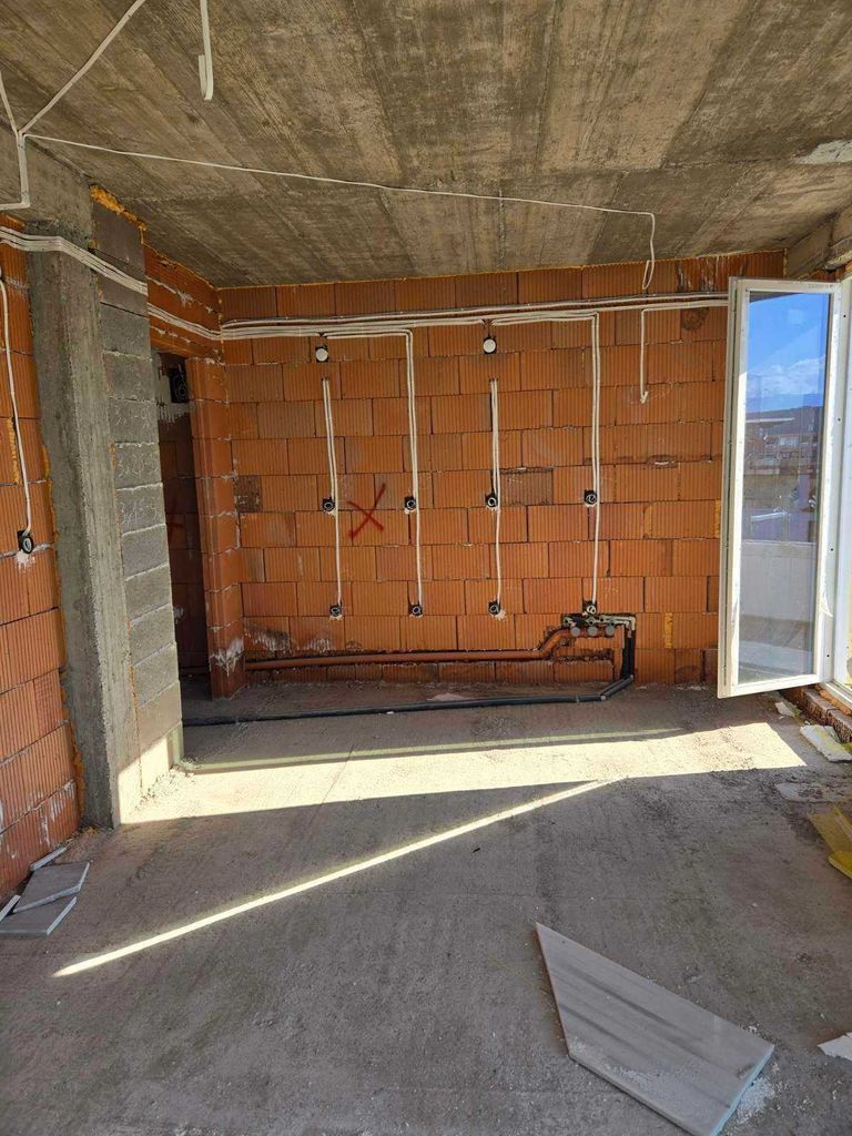 Продава се Двустаен апартамент в Пловдив, Гагарин - 72 кв.м за 1084 €/кв.м - Снимка #2