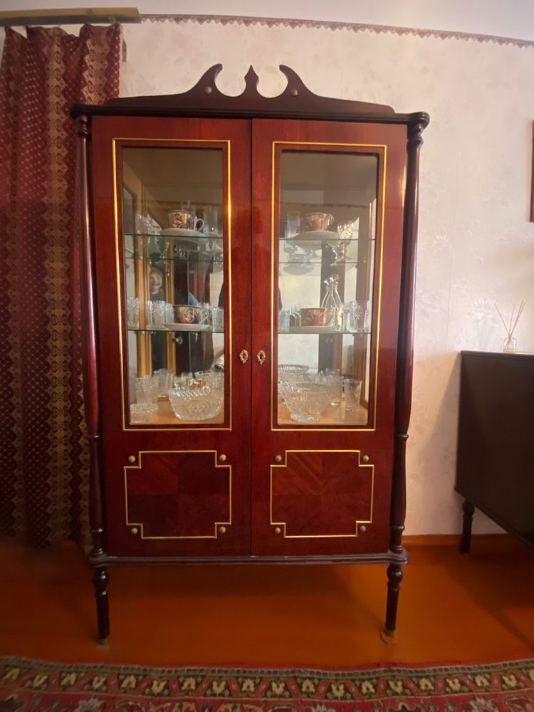 Продам антикварную мебель румынского производства метериал красный дуб