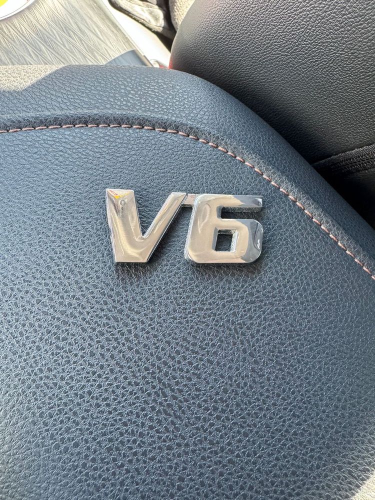 Продам шильдик значок V6