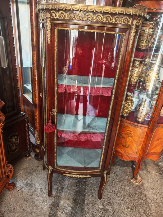 Антикварна витринка с осветление