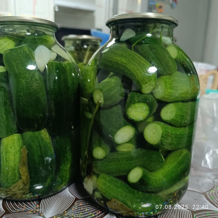 Продам огурцы в  3 литровых банках консервированные