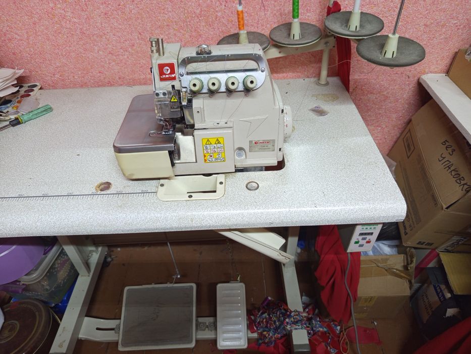 Оверлок четырех нитчатый,в отличном состоянии, почти новый