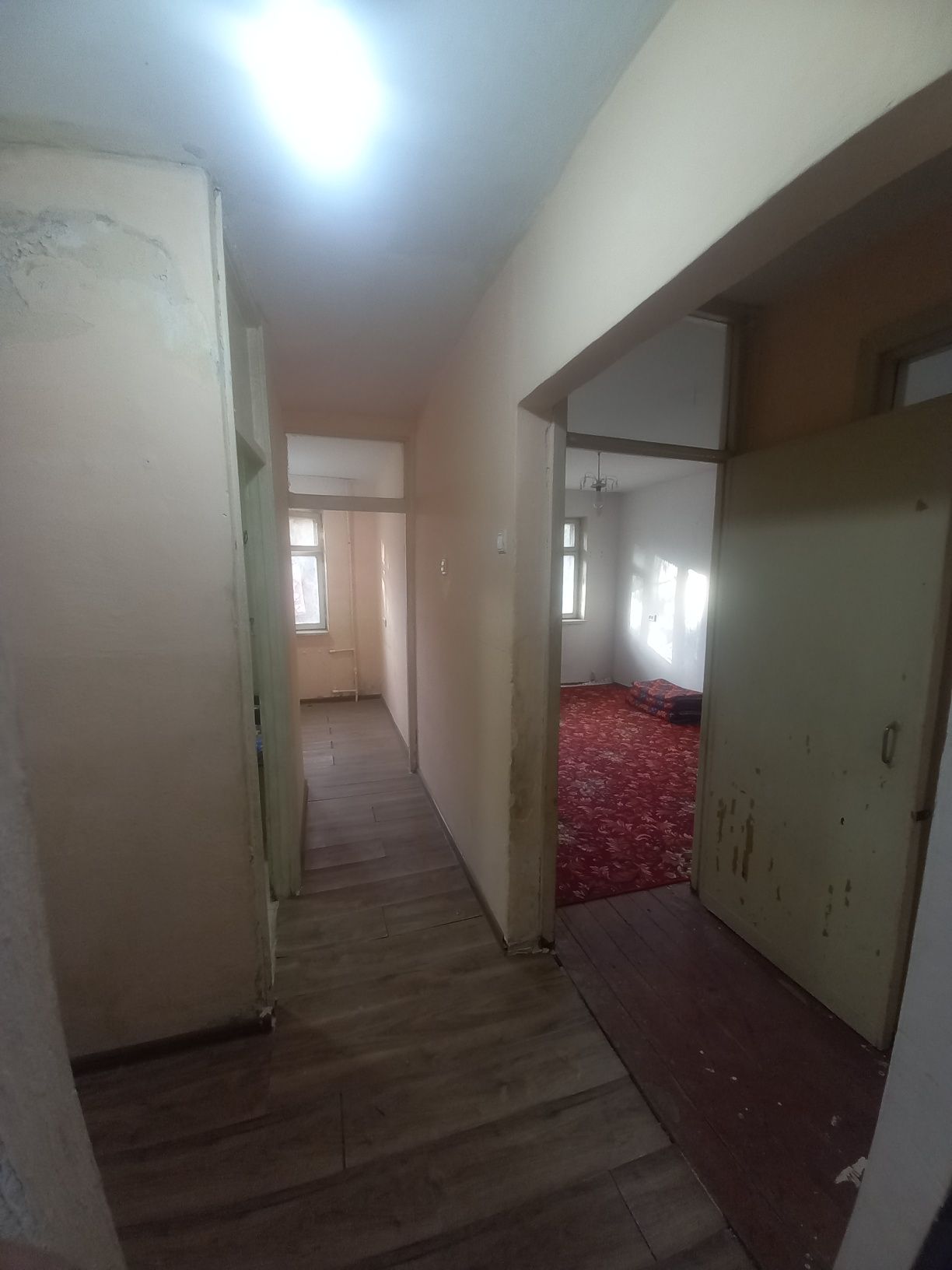 Продаётся 1 ком кв в чирчике 1 этаж в аранче не далеко от дороги