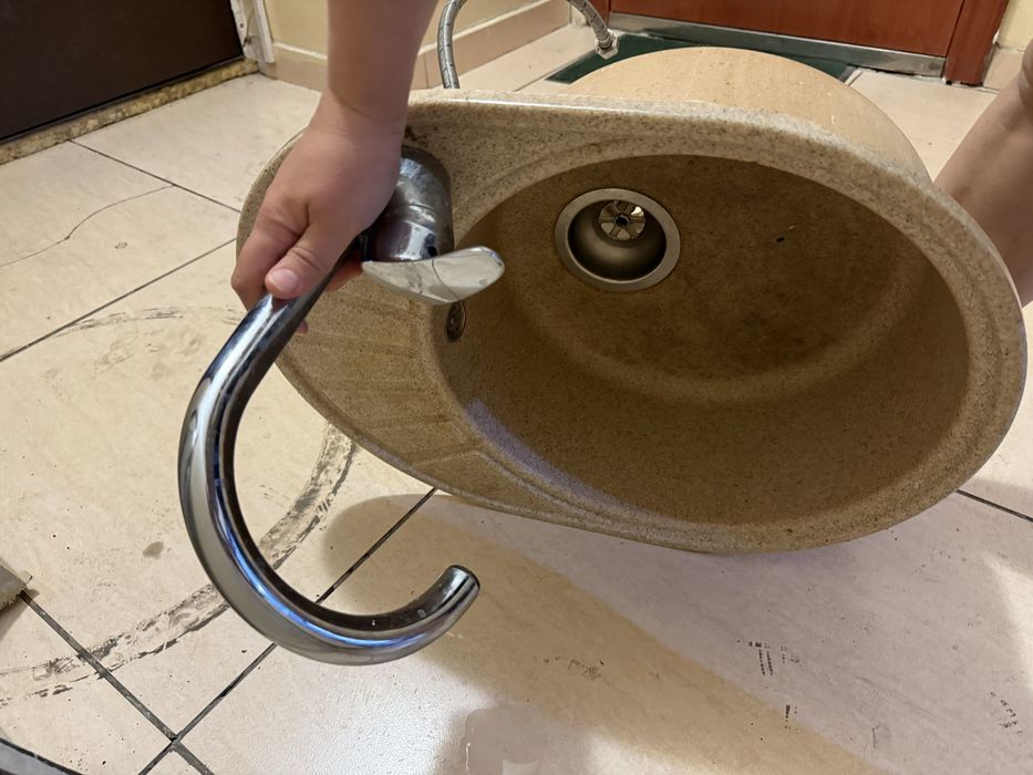 Отдам мойку в кухню со смесителем .