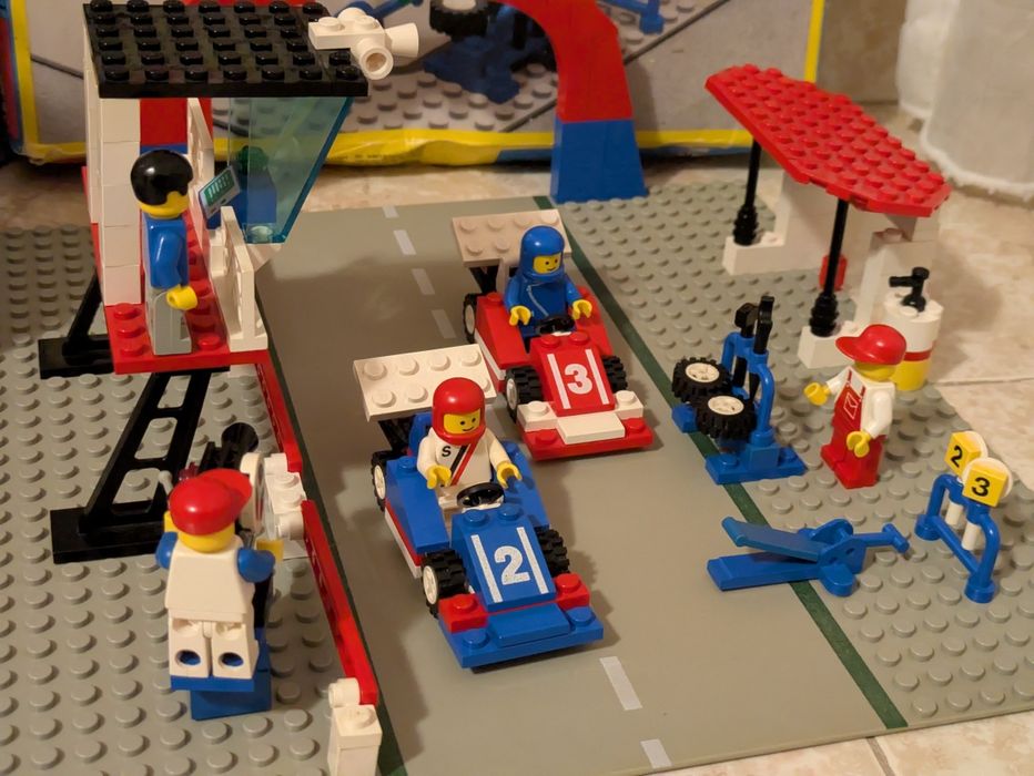 LEGO 6386 u 6381 полицията и малкото състезание от класическия град