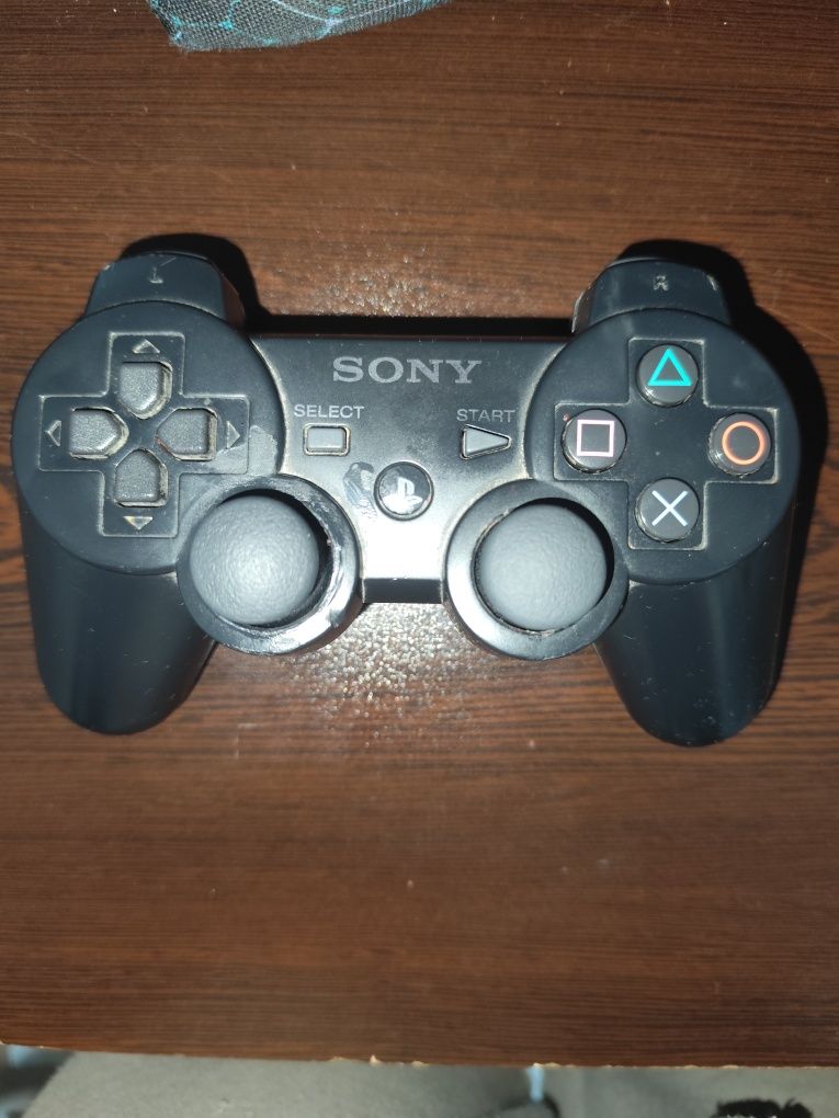 Продавам PS 3  с джойстик