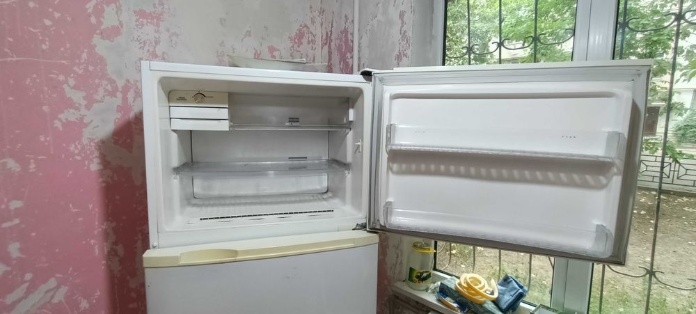 Холодильник рабочий чистый большой