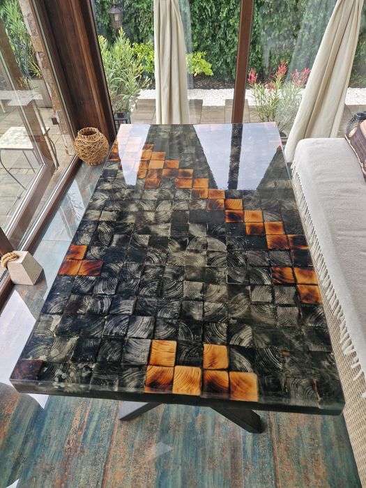 Vând masa cuburi lemn acoperita rasina epoxidica dimensiuni 62x104x79