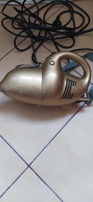 Aspirator portabil la priza