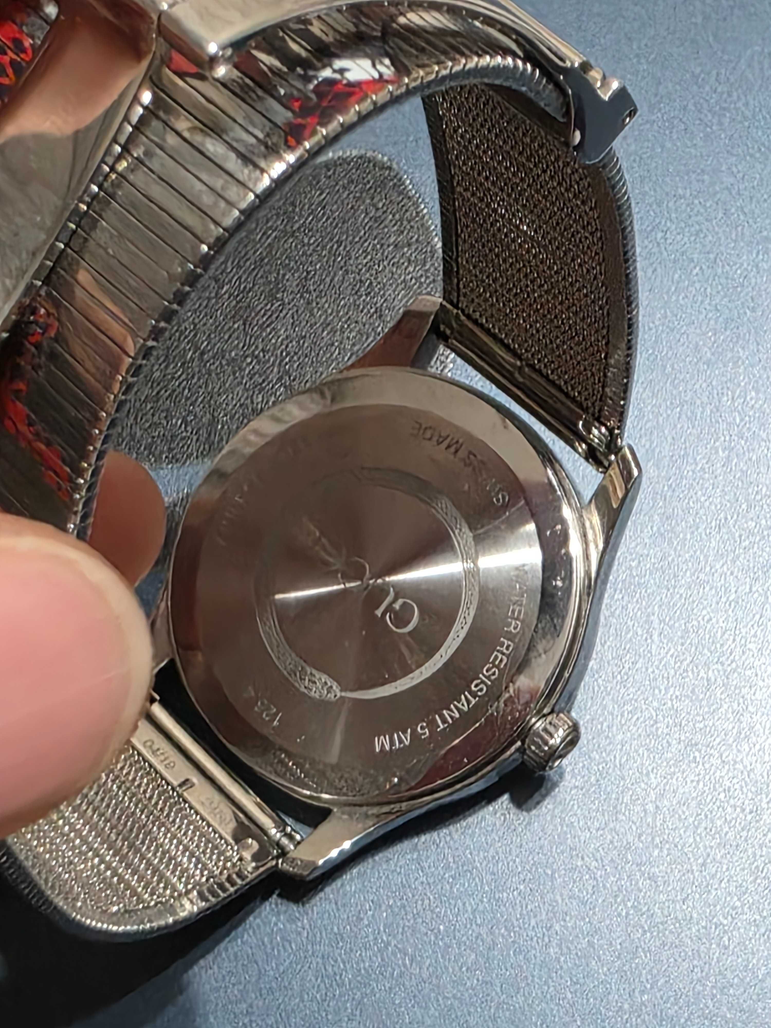 Часы Gucci G-Timeless (унисекс)