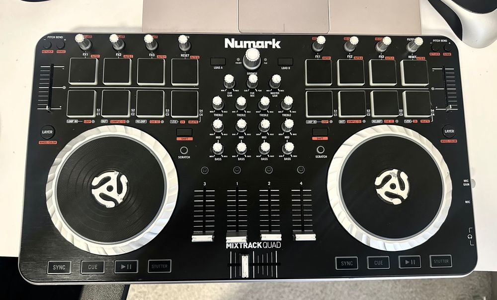 Consolă Dj Numark mixtrack QUAD