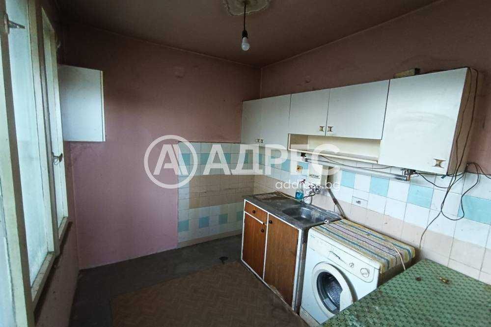 Продава се двуетажна масивна къща в кв. "Добровски"!