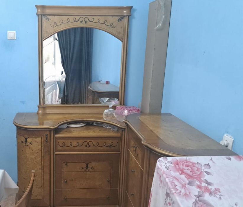 Комод с зеркалом и без зеркала б/у в зал Италия