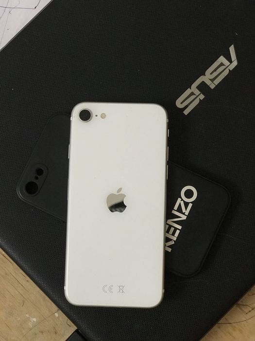 Айфон СЕ 64гб