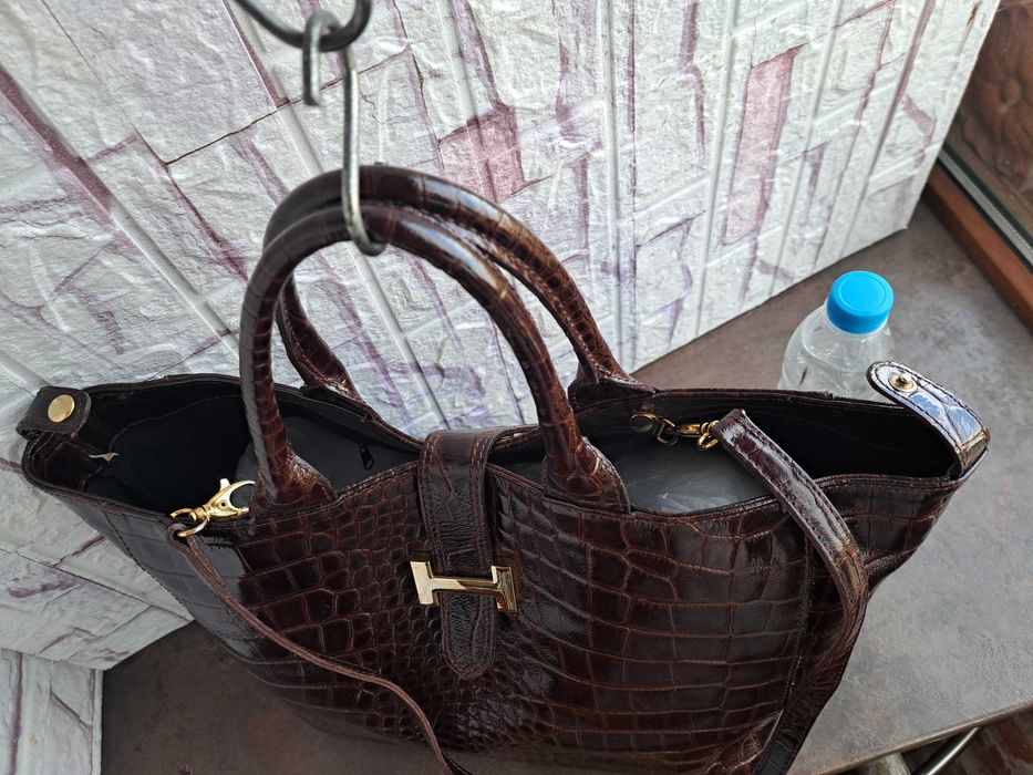 дамска чанта,кафява лачена чанта-естествена кожа тип крокодилска