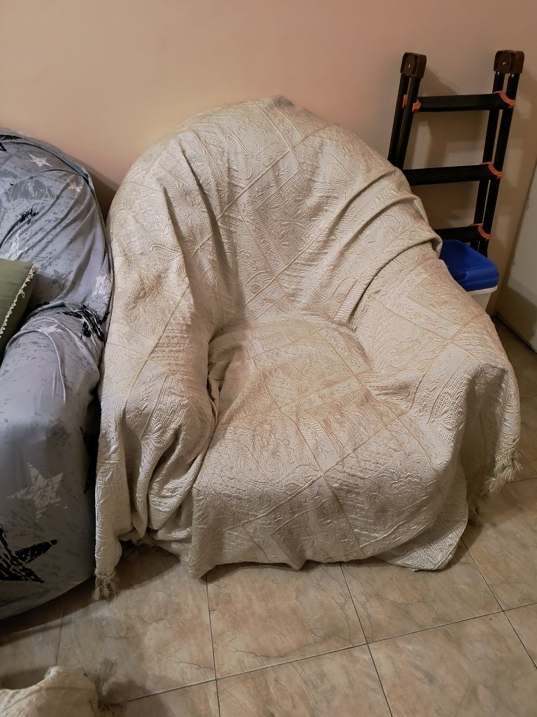 Диван със фотьойл