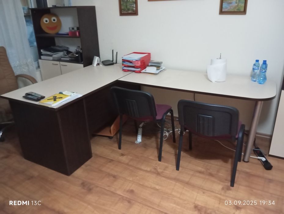 Офис бюро и заседателна маса към него