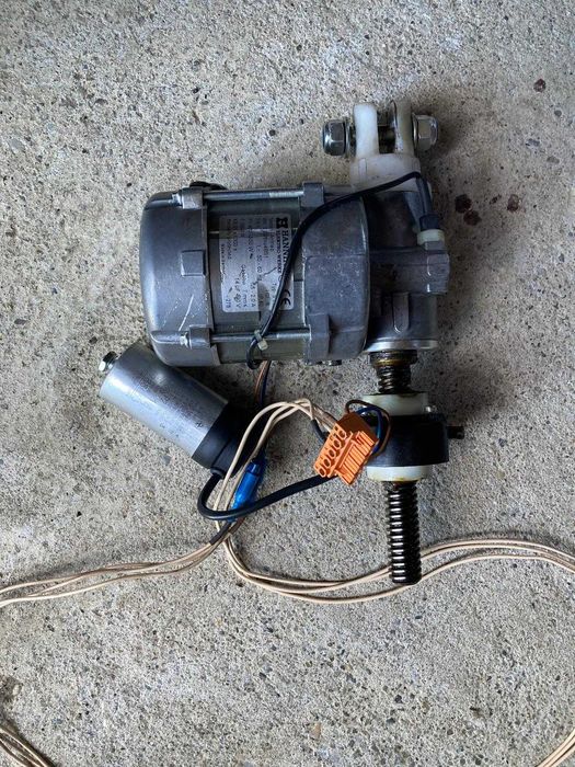 Motor cu reductor si surub cu piulita