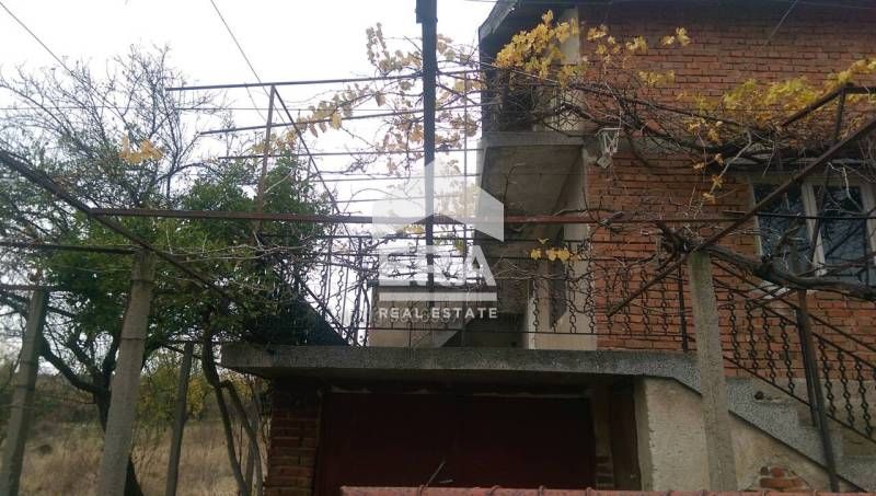 Двуетажна вила в с.Любеново