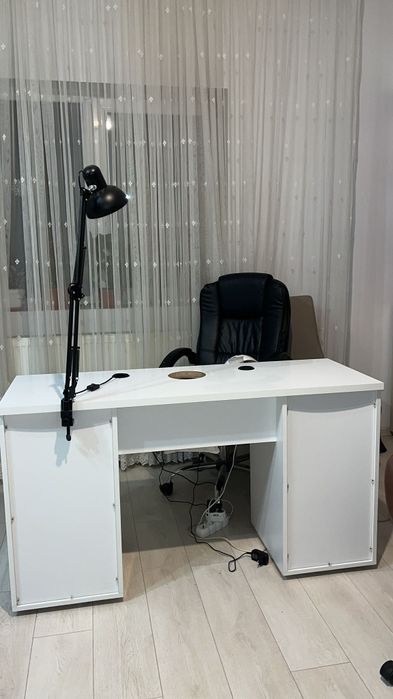 Masa manichiura cu aspirator inclus