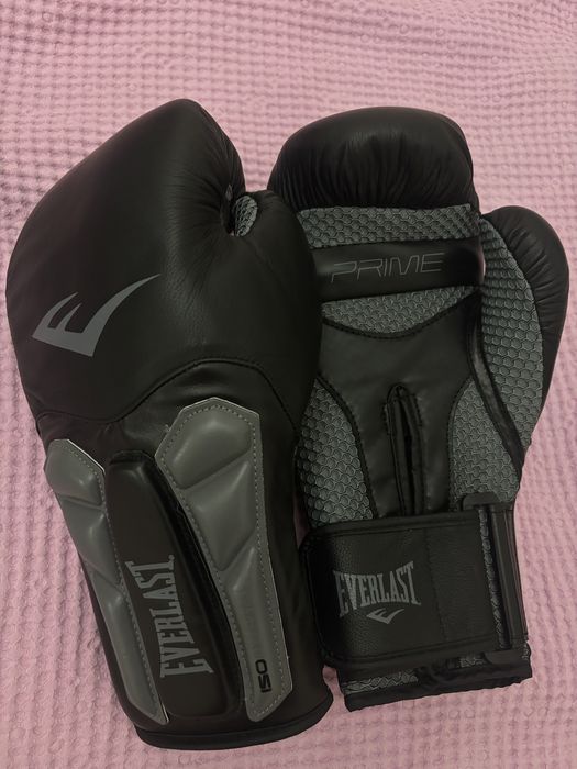 Боксерские перчатки новые 16унц