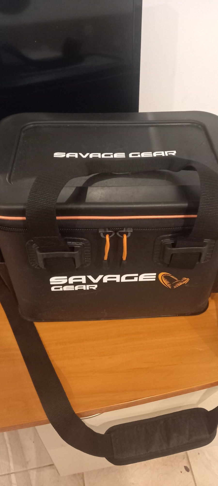 Продавам риболовна чанта SAVAGE GEAR 25L.