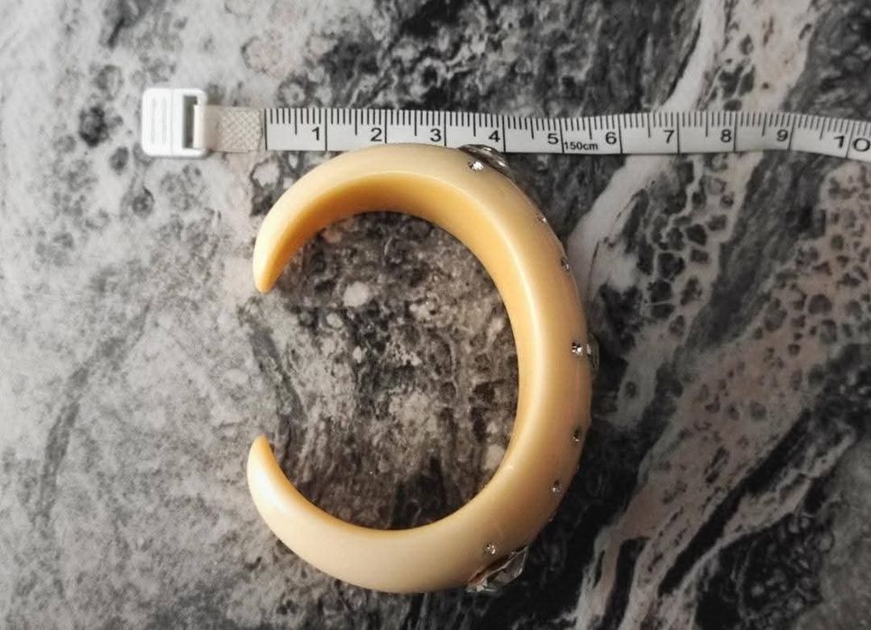 Veche bratara din bachelita de culoare crem