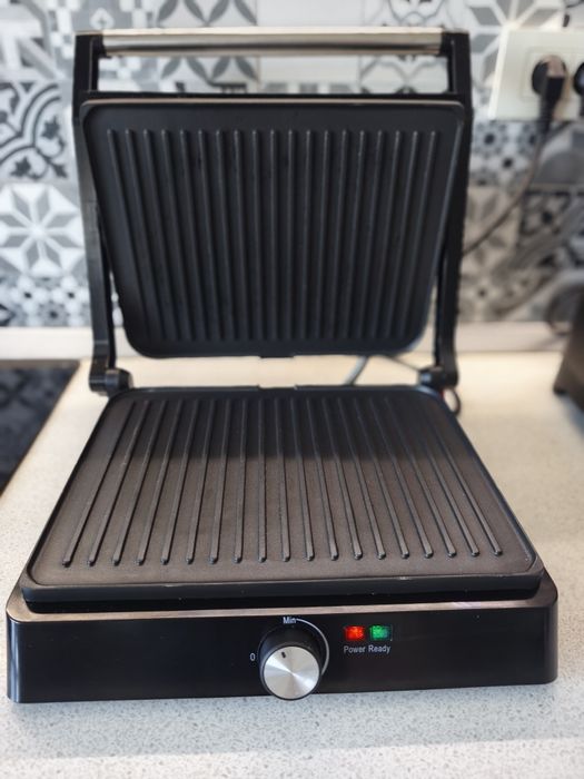 Grill electric dublu Daewoo – 2400 W, în garanție
Grill electr